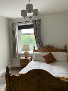 Cama o camas de una habitación en Adanhouse-stockland spacious 5 bedroom house sleeps 12 private garden