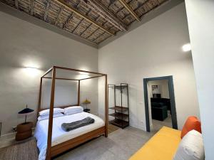 1 dormitorio con cama con dosel y espejo en Nel cuore di Ronciglione, 36 Corso Umberto, en Ronciglione