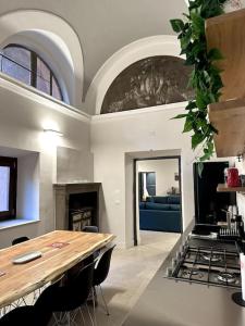 Una sala de estar con una mesa y una chimenea. en Nel cuore di Ronciglione, 36 Corso Umberto, en Ronciglione