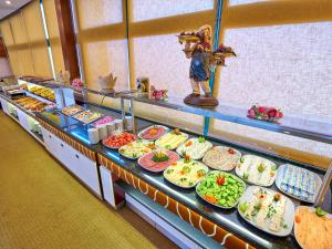 una línea de buffet con platos de comida a la vista en Feronya Hotel, en Estambul