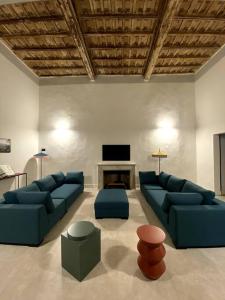 sala de estar con sofás azules y TV en Nel cuore di Ronciglione, 36 Corso Umberto, en Ronciglione