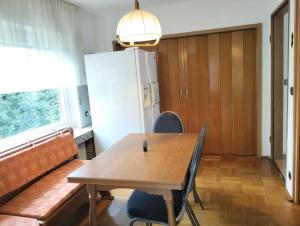 ein Esszimmer mit einem Tisch und Stühlen sowie einem Kühlschrank in der Unterkunft 123-Zimmerverleih Mosbach in Mosbach