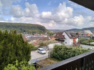 Blick auf eine Stadt mit einem Auto auf einem Parkplatz in der Unterkunft 123-Zimmerverleih Mosbach in Mosbach