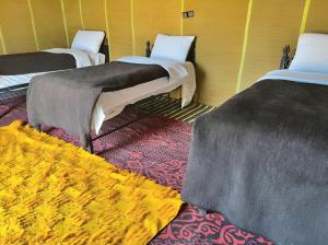 Una cama o camas en una habitación de Guesthubcamp