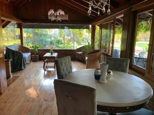 - une salle à manger avec une table et des chaises dans l'établissement Casa country las praderas de lujan, à Luján