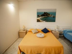 a bedroom with a bed with a painting on the wall at ROOMS alCentro in Catania