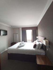 Letto o letti in una camera di Anchor Hotel and Seabed Restaurant