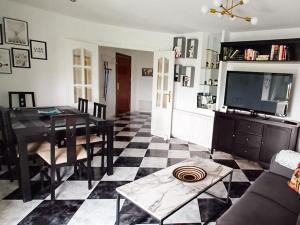 sala de estar con suelo a cuadros en blanco y negro en Apartamento El Puente, en Guadarrama