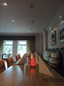 Area soggiorno di Anchor Hotel and Seabed Restaurant