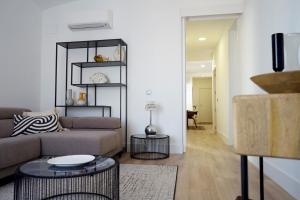 マドリードにあるDiaphanous and modern- 2Bd 2Bth- Plaza Españaのソファとテーブルのあるリビングルーム