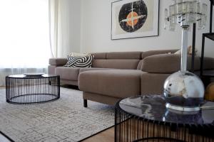 マドリードにあるDiaphanous and modern- 2Bd 2Bth- Plaza Españaのソファとテーブルのあるリビングルーム