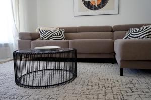 マドリードにあるDiaphanous and modern- 2Bd 2Bth- Plaza Españaのソファとコーヒーテーブルのあるリビングルーム