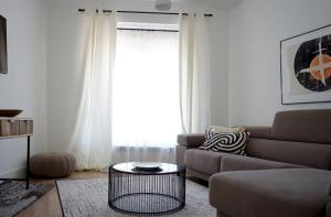 マドリードにあるDiaphanous and modern- 2Bd 2Bth- Plaza Españaのリビングルーム(窓の前にソファとテーブル付) +44枚の写真