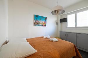 a bedroom with a bed with two towels on it at Bel appartement 3P Croisette*Cannes in Cannes