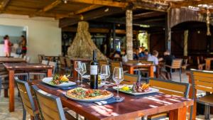 un tavolo in legno con due piatti di cibo e bicchieri da vino di Luxury Mobile Home Moonwalk Terra Park Spiritos, Pag Island , Kolan a Kolan