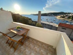 Un balcón con una mesa y vista al agua. en Sunset house with seaview, en Hvar