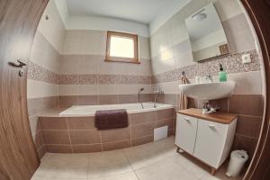 un bagno con vasca e lavandino di Chata pod Jasanem a Dolní Morava