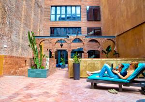 two women sitting on a couch in a patio at Hotel Lincoln Lounge in Barcelona