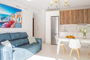 トレモリノスにあるCubo's Apartamento Perla del Sol 3Iのリビングルーム(青いソファ付)、キッチン