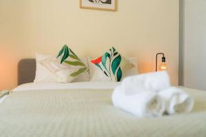 雪梨的住宿－Shyline Views - Beautiful Condo In Wolli Creek，一间卧室配有带白色床单和枕头的床。
