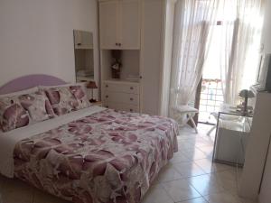 1 dormitorio con 1 cama, vestidor y ventana en Bed and Breakfast Loggetta, en Tarquinia