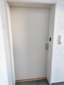 a white garage door with a wall at City Prize Löhne Küche Balkon Parken Netflix 5 Personen in Löhne