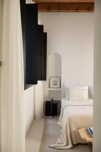 Dormitorio blanco con cama y armarios negros en The Onsider - Luxury Apartment with 3 bedrooms and 2 private patios, en Barcelona