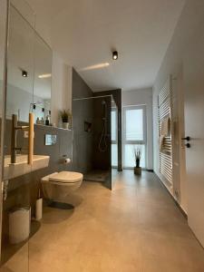 ห้องน้ำของ Luxus-Ferienhaus mit Saunen und großem Garten