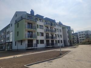 - un grand bâtiment avec des balcons sur le côté dans l'établissement Apartament Mistral, à Cracovie