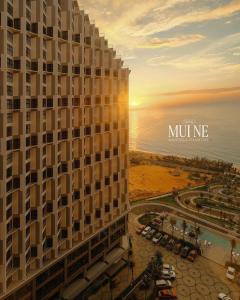 una vista de un edificio con el océano en el fondo en Apec Mandala Cham Bay Mũi Né, en Mui Ne