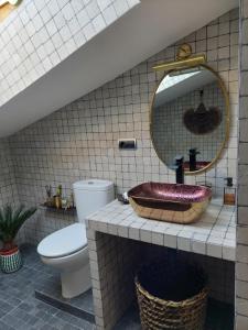 a bathroom with a sink and a toilet at Un mar de pinares 
