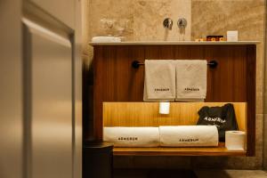 ein Badezimmer mit Handtüchern auf einem Regal in einem Zimmer in der Unterkunft Armerun Heritage Hotel & Residences in Šibenik