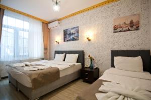 Habitación de hotel con 2 camas y ventana en Golden Horn Park Hotel, en Estambul
