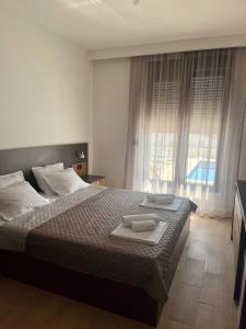 een slaapkamer met een bed met twee handdoeken erop bij Elia Hotel Residence in Budva