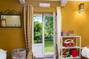ein Schlafzimmer mit gelben Wänden und eine Tür mit einem Fenster in der Unterkunft Amore Rentals - Casale della Toscana in San Casciano dei Bagni
