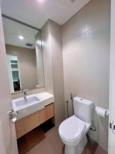 ein Badezimmer mit einem WC, einem Waschbecken und einem Spiegel in der Unterkunft Duplex 4PX Free Parking @ ICITY, Near SOGO & ThemePark in Shah Alam