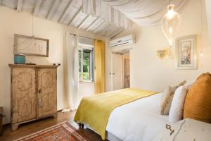 Schlafzimmer mit einem Bett und einem Fenster in der Unterkunft Amore Rentals - Casale della Toscana in San Casciano dei Bagni