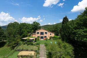 eine Luftansicht eines Hauses in den Bergen in der Unterkunft Amore Rentals - Casale della Toscana in San Casciano dei Bagni