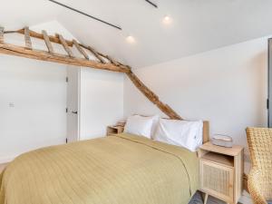 1 dormitorio con 1 cama y 1 silla en Beach Haven, en Arnside