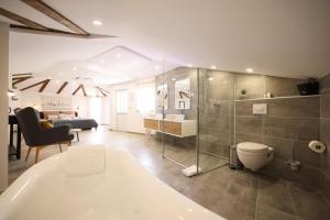 ein Bad mit einer Badewanne und einem WC sowie ein Schlafzimmer in der Unterkunft Villa Rita I in Nin