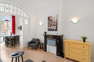 sala de estar con chimenea y comedor en Apartment in Brussels, Lantsheere by Homenhancement SA en Bruselas