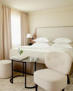 sypialnia z łóżkiem, stołem i krzesłem w obiekcie Villa Dahlia w Sztokholmie