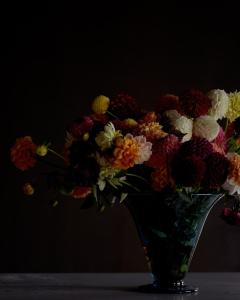 um vaso cheio de flores coloridas sentado numa mesa em Villa Dahlia em Estocolmo