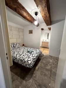 a bedroom with a bed in a room at "Le N3" Beaucaire centre-ville in Beaucaire