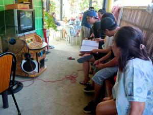 un grupo de jóvenes jugando un videojuego en Jeremiah Homestay near Masasa Beach, en Batangas