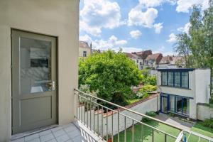 einen Balkon mit einer Tür und Aussicht in der Unterkunft Apartment in Brussels, Degroux by Homenhancement SA in Brüssel