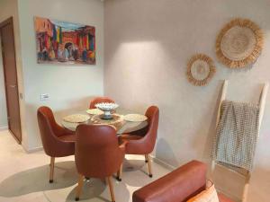 una sala da pranzo con tavolo e sedie di Prestigia Marrakech Golf 'Dar Cheryana' a Marrakech