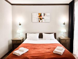 sypialnia z dużym łóżkiem z dwoma ręcznikami w obiekcie Villa Blanc w mieście Bukowel