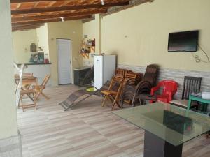 Pousada Vista Verde في باراكورو: غرفة معيشة مع طاولة وكراسي
