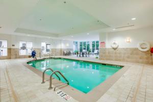 uma grande piscina num quarto de hotel em Hilton Garden Inn Louisville-Northeast em Louisville